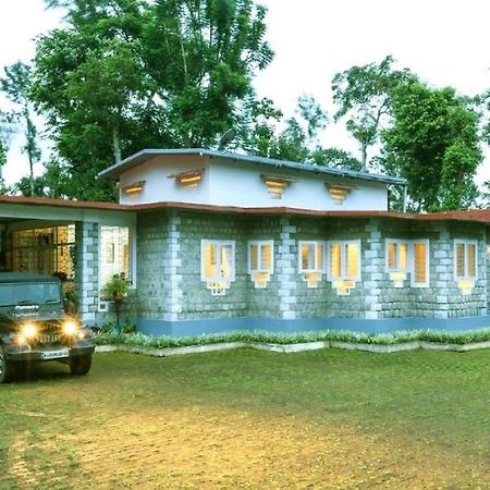 Coorg Kolamotte Hotel Gonikoppal Bagian luar foto