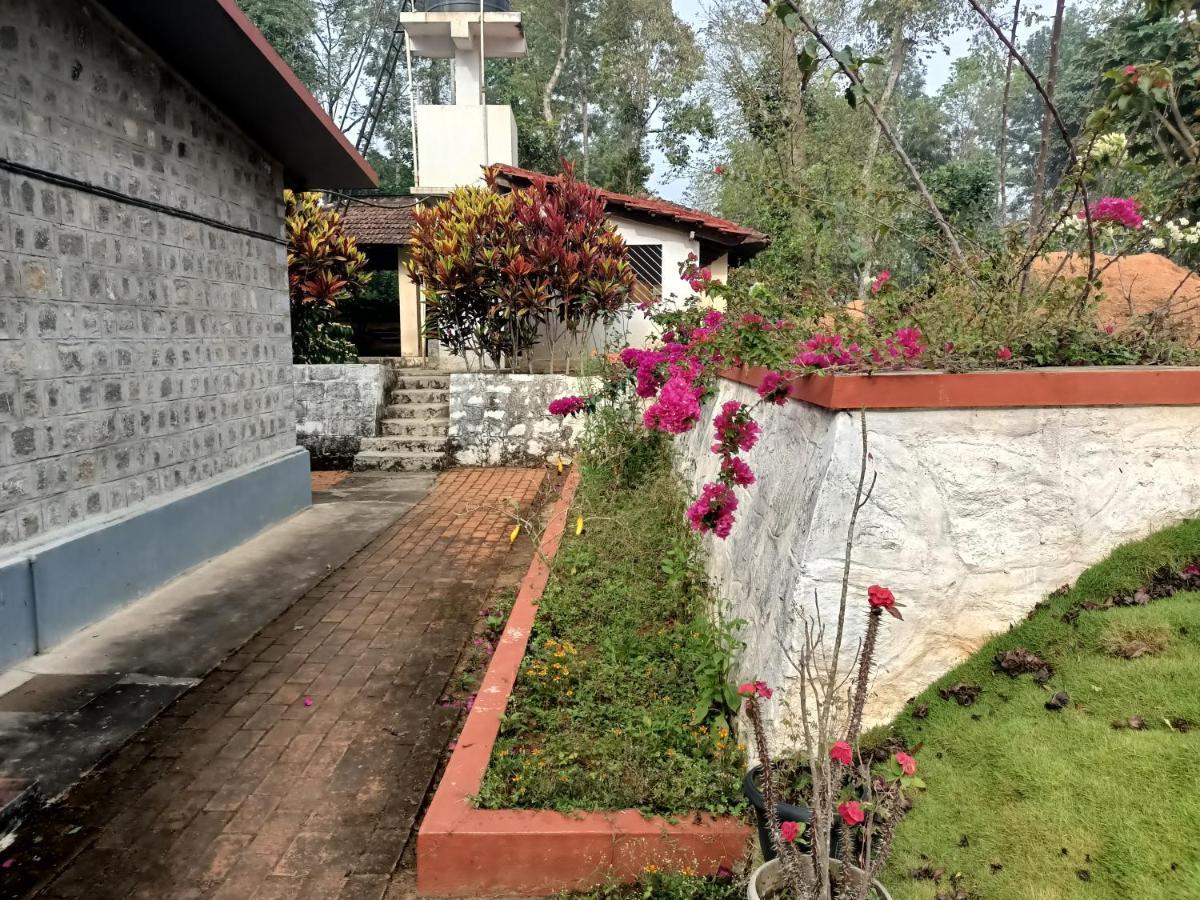 Coorg Kolamotte Hotel Gonikoppal Bagian luar foto